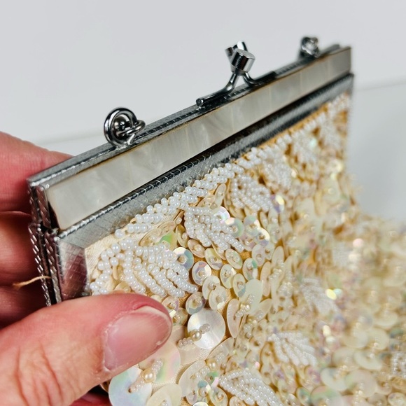 Vintage sequin beaded cream small purse, silver chain handle, iridescent Elegant - Picture 4 of 8